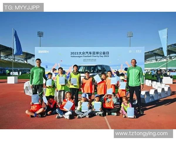 以踢足球为公益事业助力的球星们共同传递爱与希望